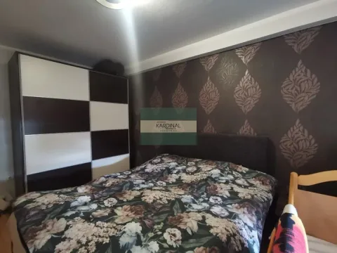 Nameštena spavaća soba sa bračnim krevetom i garderoberom. - image 14
