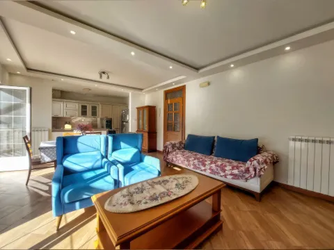 Izdavanje, trosoban stan, 130m², Dobrota, Kotor - image 2