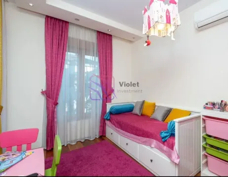 Dječja spavaća soba sa krevetom, radnim stolom i prozorom sa roze zavjesama. - image 8