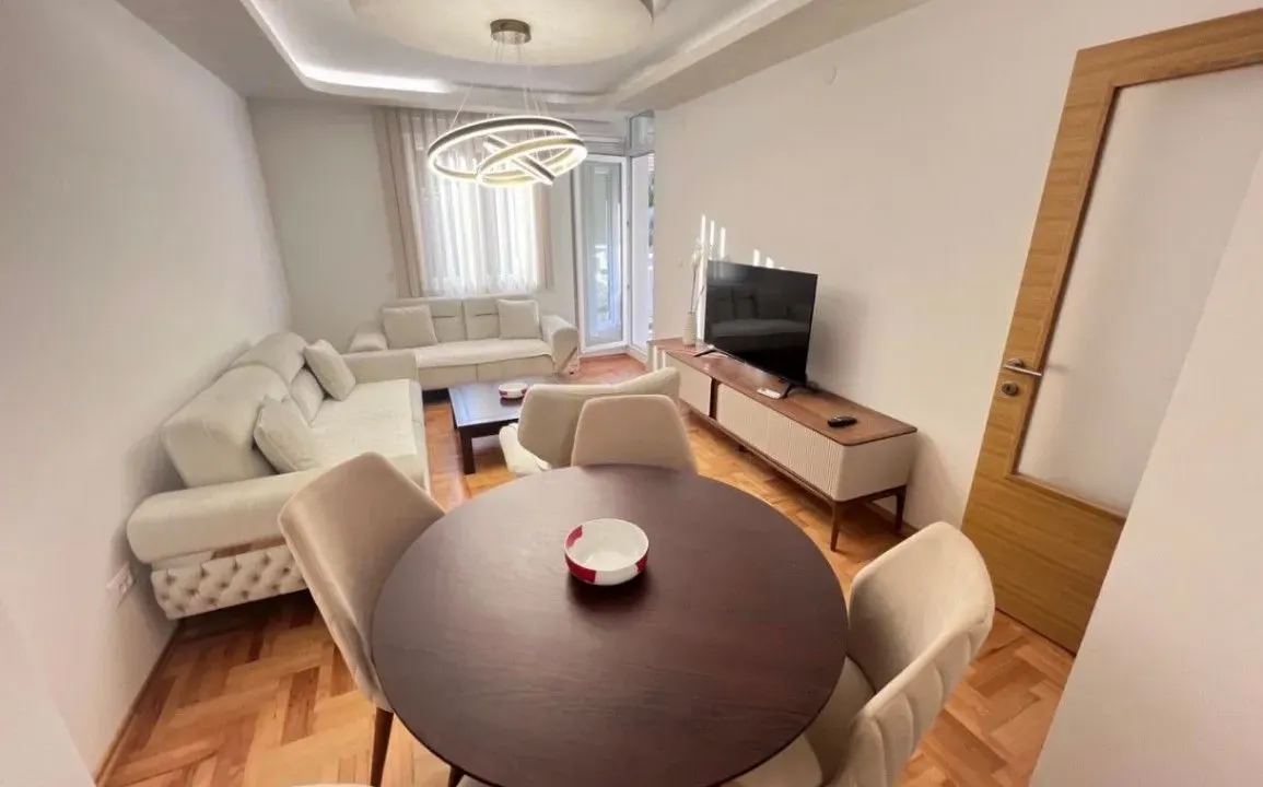 Izdavanje, dvosoban stan, 77m², Dubovica, Budva