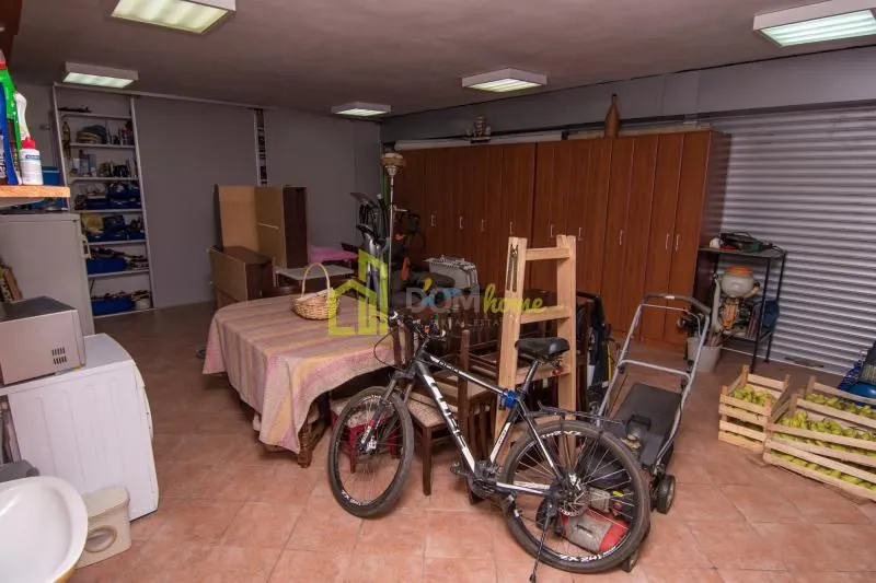Izdavanje, kuća, 250m², Tološi, Podgorica