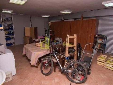 Izdavanje, kuća, 250m², Tološi, Podgorica - image 21
