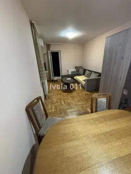 Dnevni boravak sa garniturom i trpezarijskim stolom. - image 10
