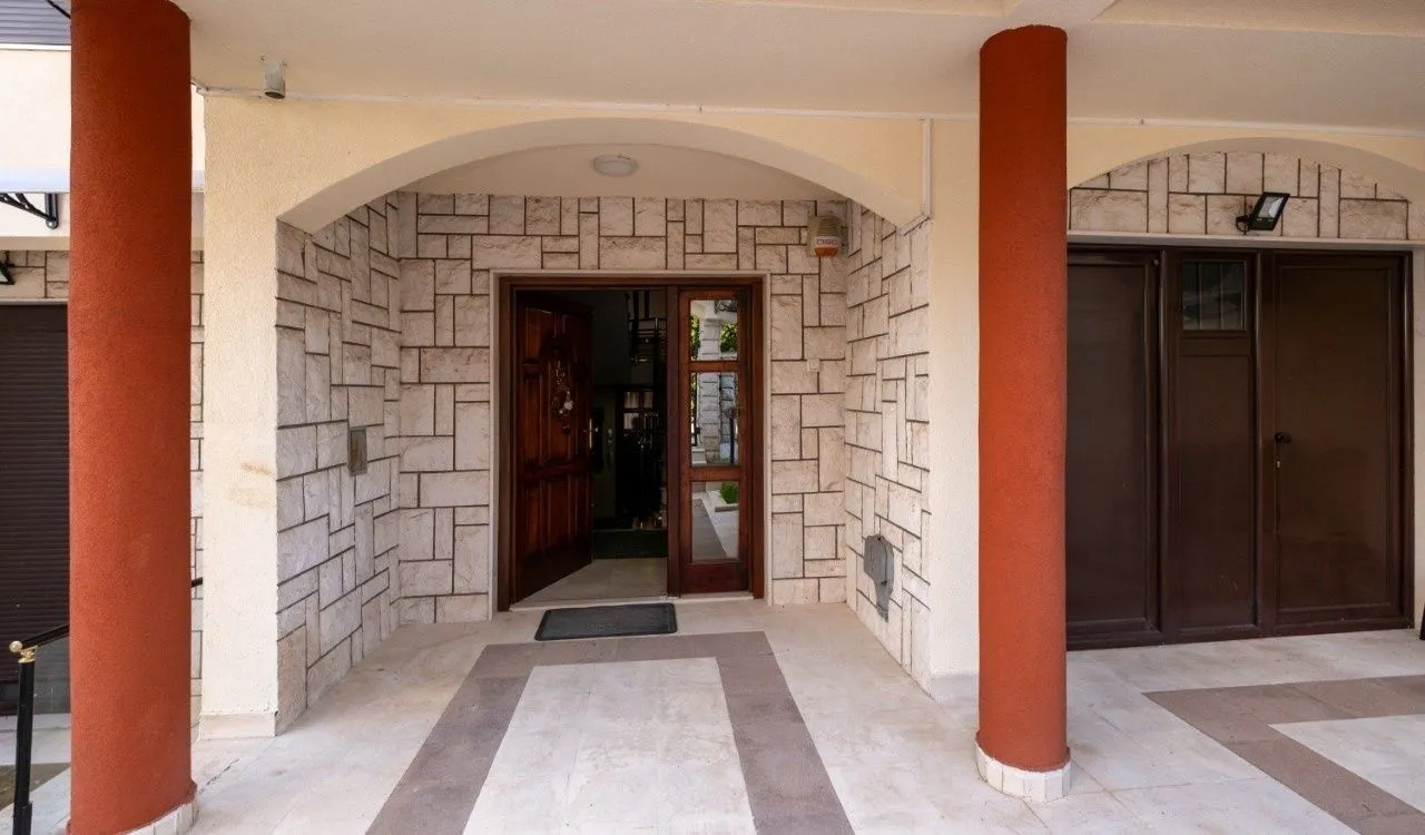 Rent, house, 280m², Gorica C, Podgorica