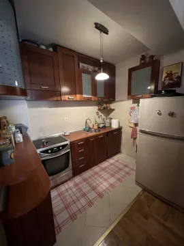 Praktična kuhinja sa drvenim elementima i aparatima. - image 7