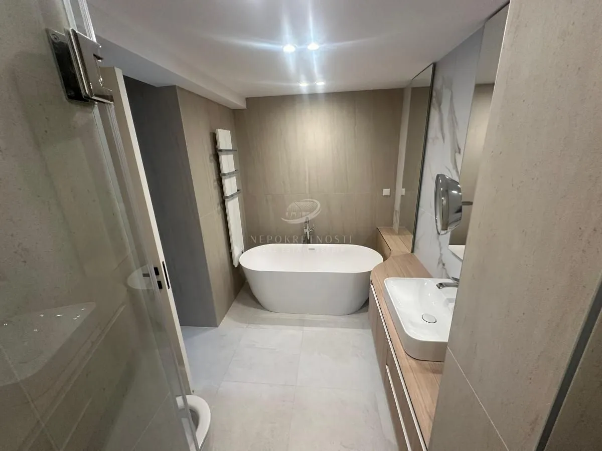 Izdavanje, četvorosoban stan, 130m², Južni Bulevar, Vračar Sve Podlokacije