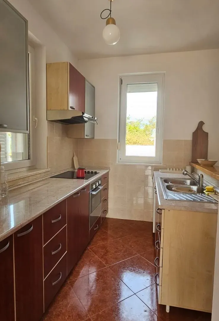 Izdavanje, kuća, 180m², Krimovica, Kotor