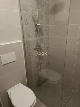 Kupatilo sa tuš kabinom i ugradnom wc šoljom. - image 7