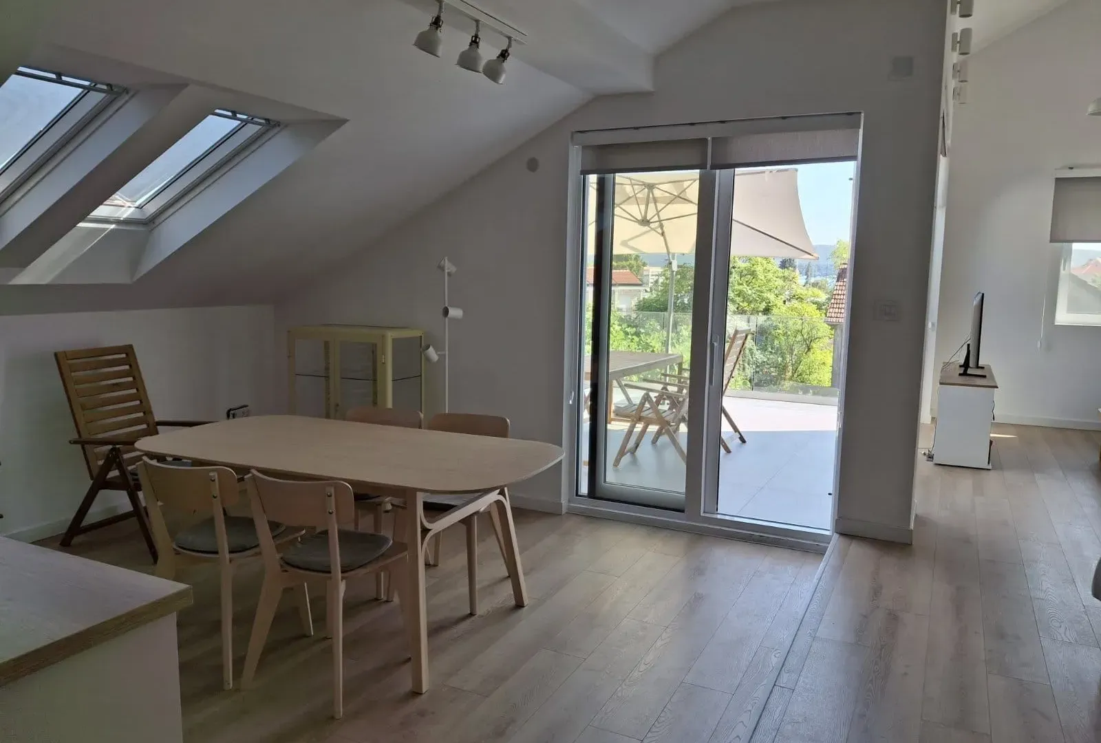 Izdavanje, dvosoban stan, 66m², Centar, Tivat