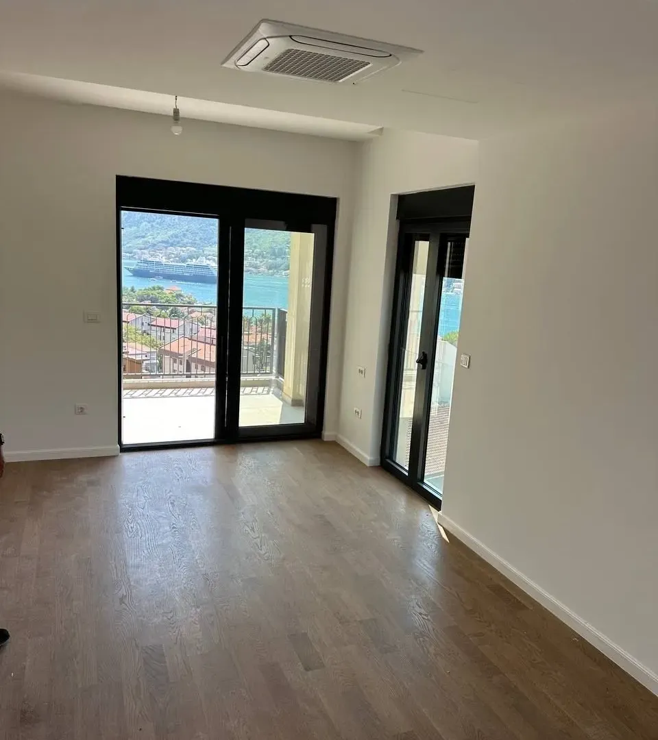 Prodaja, dvosoban stan, 72m², Dobrota, Kotor