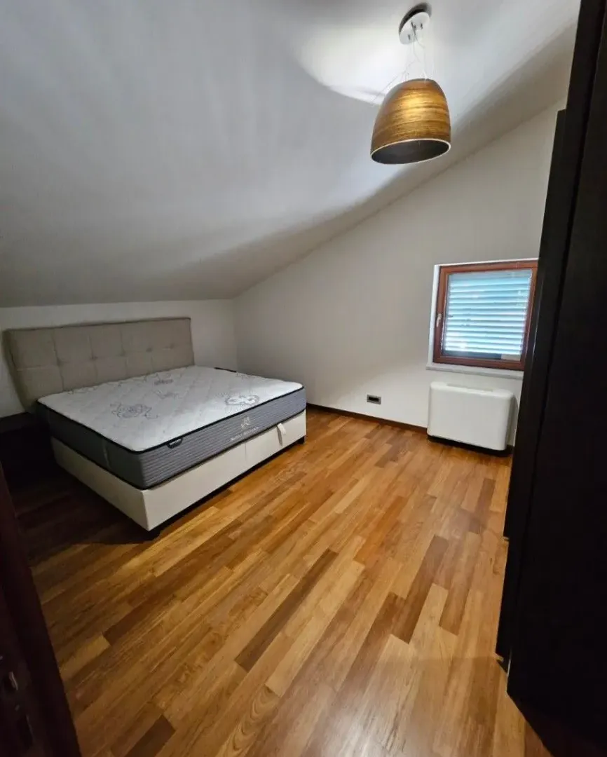 Izdavanje, kuća, 380m², Mareza, Podgorica