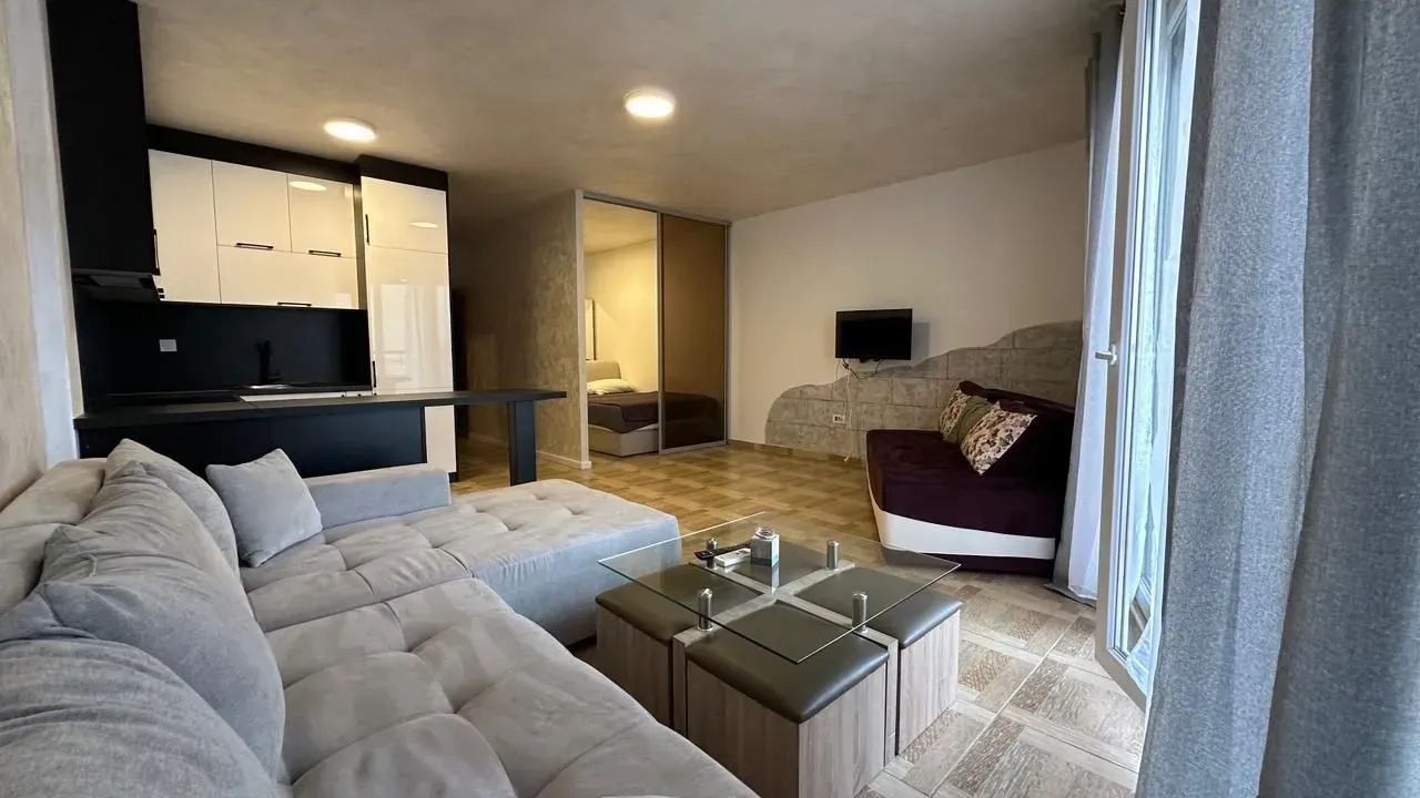 Izdavanje, jednosoban stan, 42m², Bečići, Budva