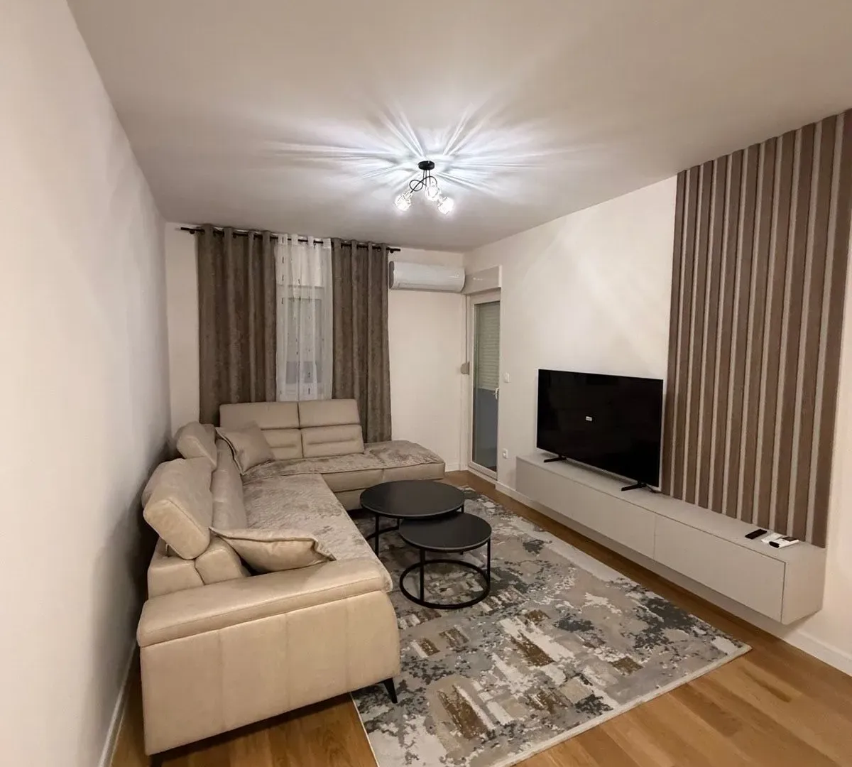 Izdavanje, jednosoban stan, 49m², Central Point, Podgorica