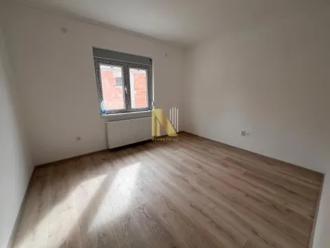 Prazna soba sa belim zidovima i drvenim podom. - image 10