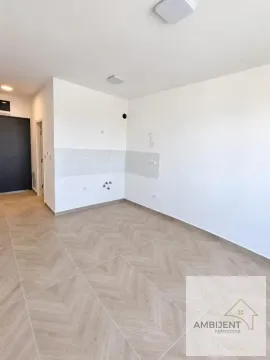 Prazna kuhinja sa pripremljenim priključcima i keramičkim pločicama na zidu. - image 2