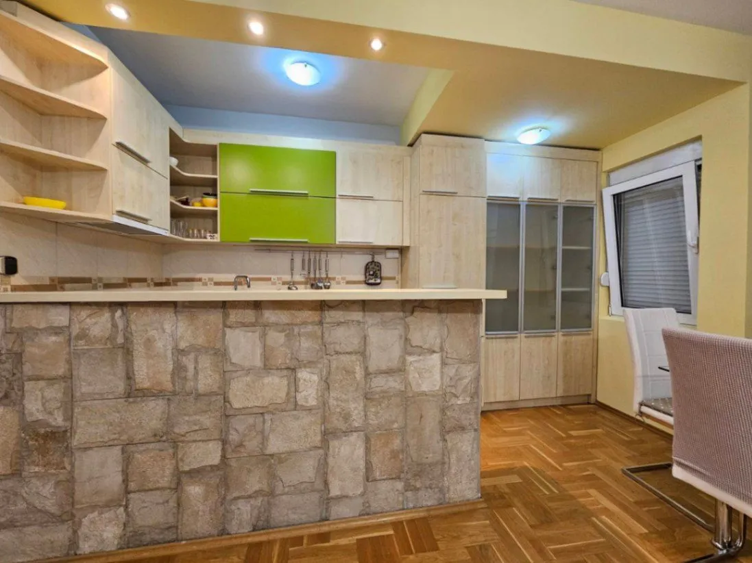 Izdavanje, dvosoban stan, 75m², Stari Aerodrom, Podgorica