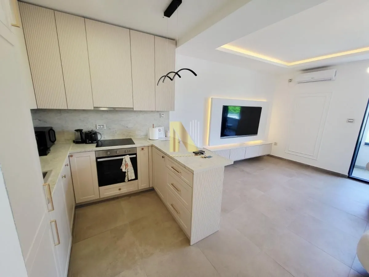 Izdavanje, trosoban stan, 73m², Centar, Novi Sad