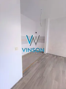Prazna prostorija sa laminatom na podu i vidljivim instalacijama. - image 6