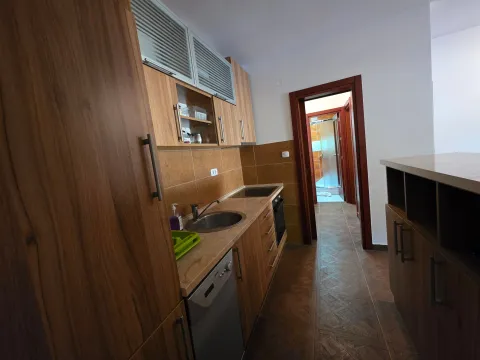 Manja kuhinja sa drvenim elementima i ugradnim uređajima. - image 6