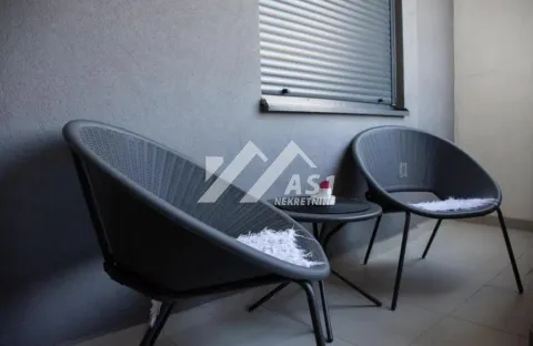 Manji namešteni balkon sa dve fotelje i stočićem. - image 10