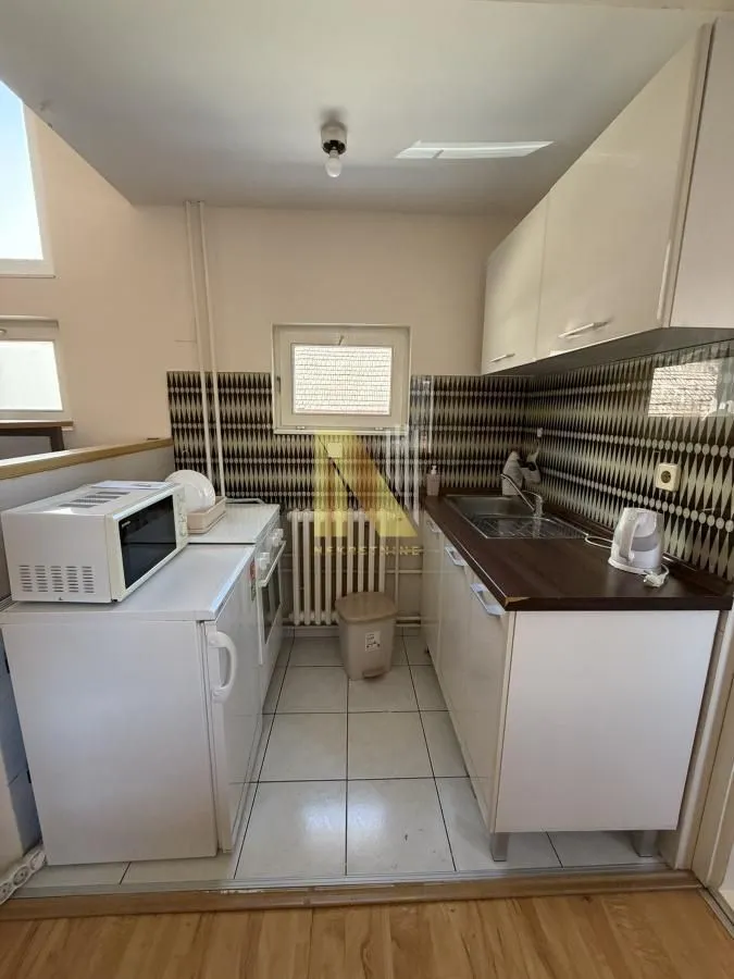 Izdavanje, trosoban stan, 57m², Centar, Novi Sad