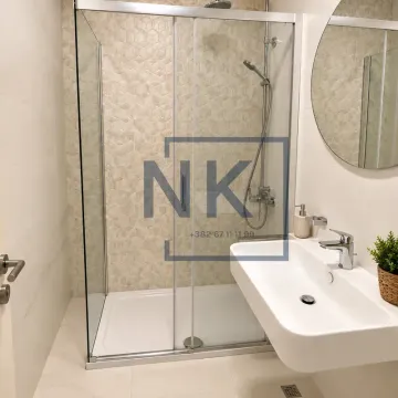 Moderno opremljeno kupatilo sa tuš kabinom i umivaonikom. - image 6