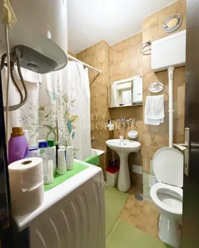Kupatilo sa tuš kabinom, umivaonikom i wc šoljom. - image 10