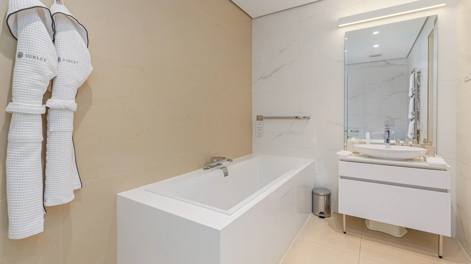 Sale, one bedroom apartment, 99m², Dukley Gardens, Budva