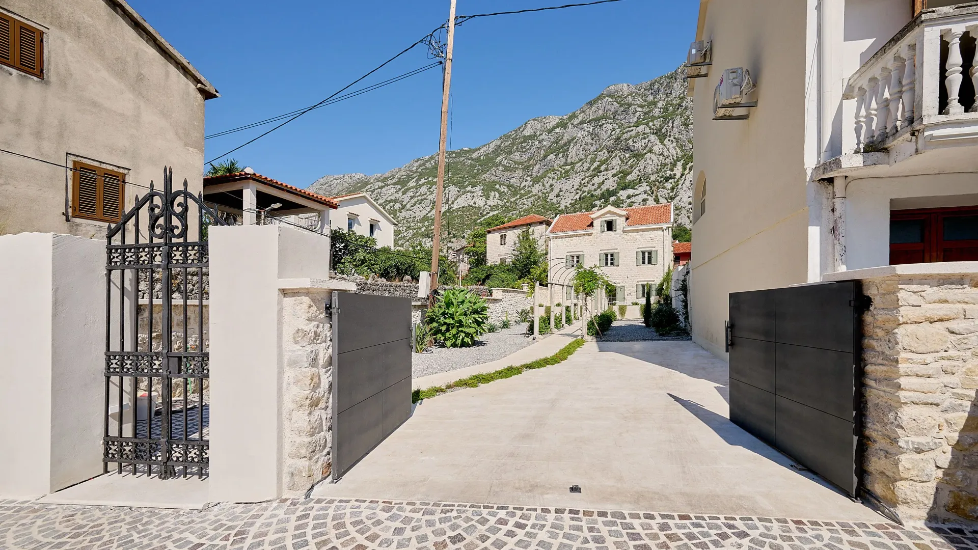 Izdavanje, kuća, 200m², Dobrota, Kotor