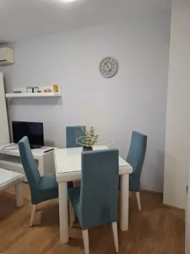 Trpezarijski sto sa stolicama u dnevnoj sobi. - image 4