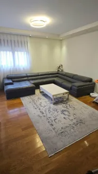 Dnevna soba sa ugaonom garniturom, stočićem i tepihom. - image 3