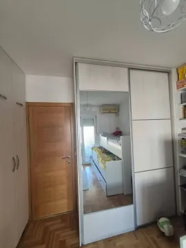 Dječija soba sa krevetom na sprat i ugradnim plakarom sa ogledalom. - image 12