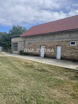 Pogled na spoljašnjost prizemne kuće sa dvorištem. - image 3