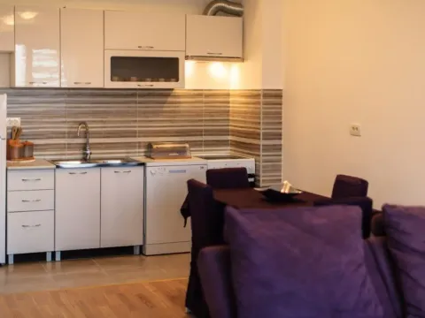 Izdavanje, dvosoban stan, 70m², Budva, Crna Gora