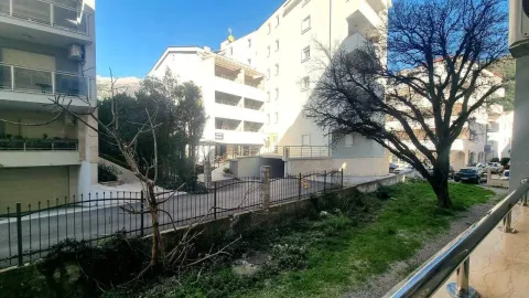 Pogled sa terase na dvorište zgrade i okolne objekte. - image 9
