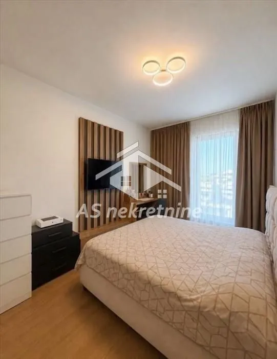 Izdavanje, trosoban stan, 87m², Savski Venac, Beograd
