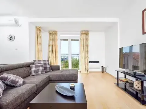 Izdavanje, stan, 86m², Tivat, Crna Gora - image 3