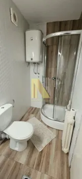 Manje kupatilo sa tuš kabinom, WC šoljom i bojlerom. - image 10