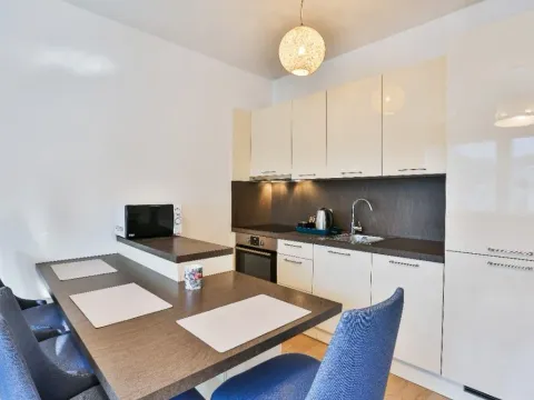 Izdavanje, jednosoban stan, 47m², Budva, Crna Gora