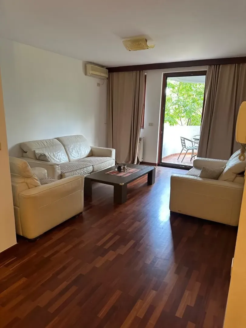 Spacious living room with seating set and access to the terrace.
