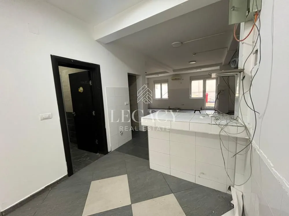 Izdavanje, poslovni prostor, 146m², Đeram Pijaca, Beograd