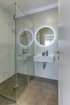Moderne kupatilo sa tuš kabinom i umivaonikom. - image 11