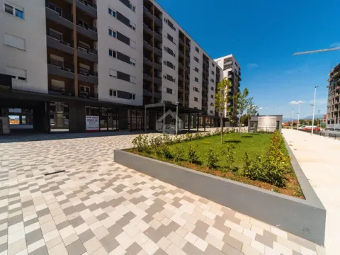 Prodaja, trosoban stan, 82m², Stari Aerodrom, Podgorica - image 12