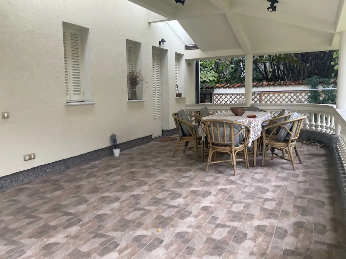 Izdavanje, kuća, 300m², Vračar Sve Podlokacije, Beograd