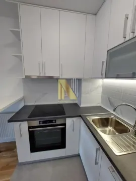 Moderna bela kuhinja sa ugrađenom rernom i pločom za kuvanje. - image 5