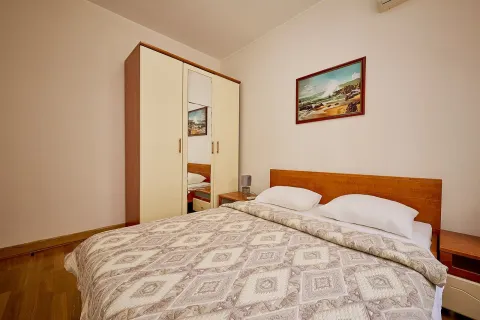 Namještena spavaća soba sa bračnim krevetom, garderoberom i slikom na zidu. - image 8