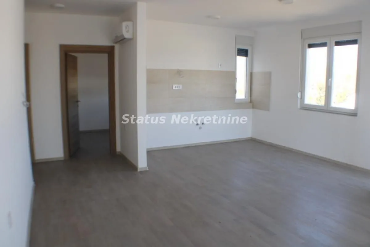 Prodaja, trosoban stan, 77m², Petrovaradin, Novi Sad
