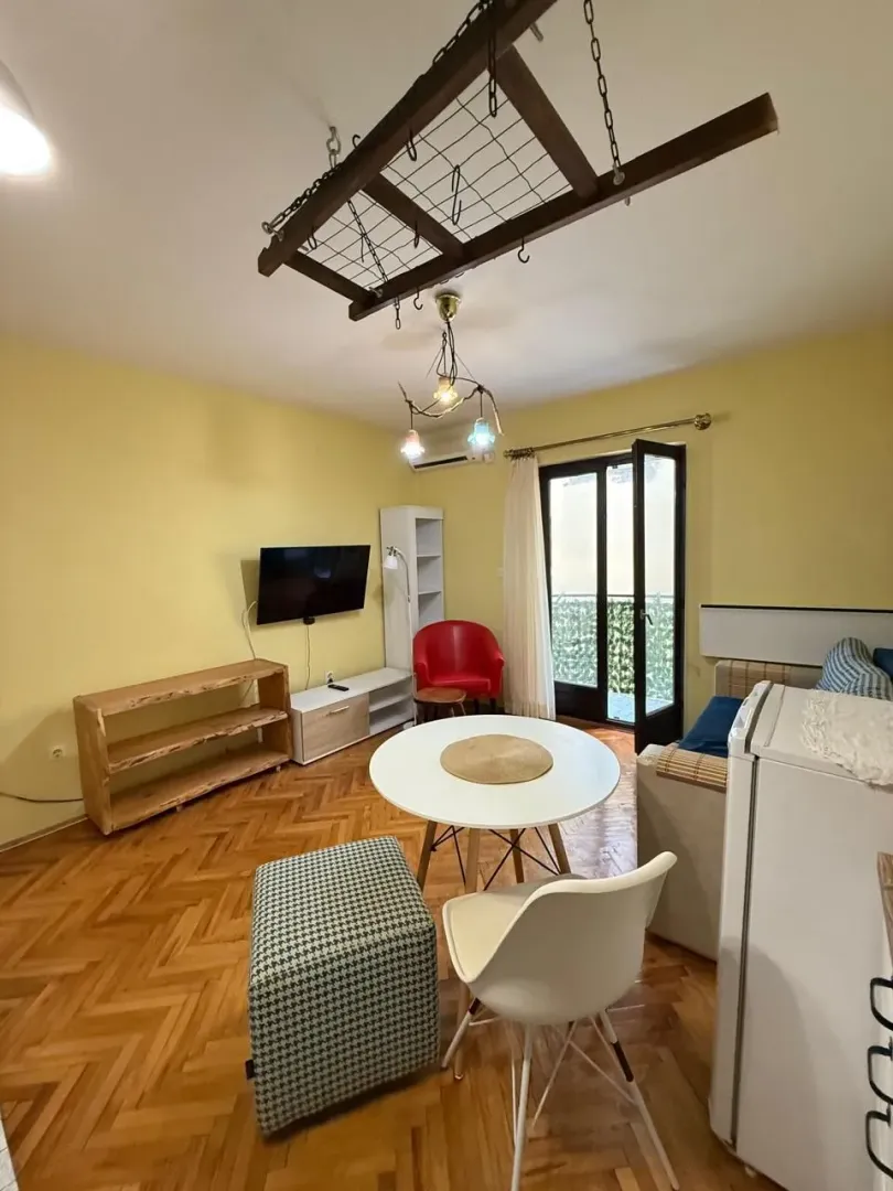 Living room with a dining table and access to the terrace.