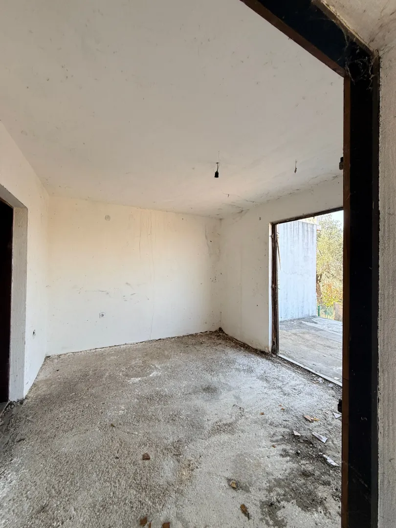 Empty room in its original condition with access to the terrace.