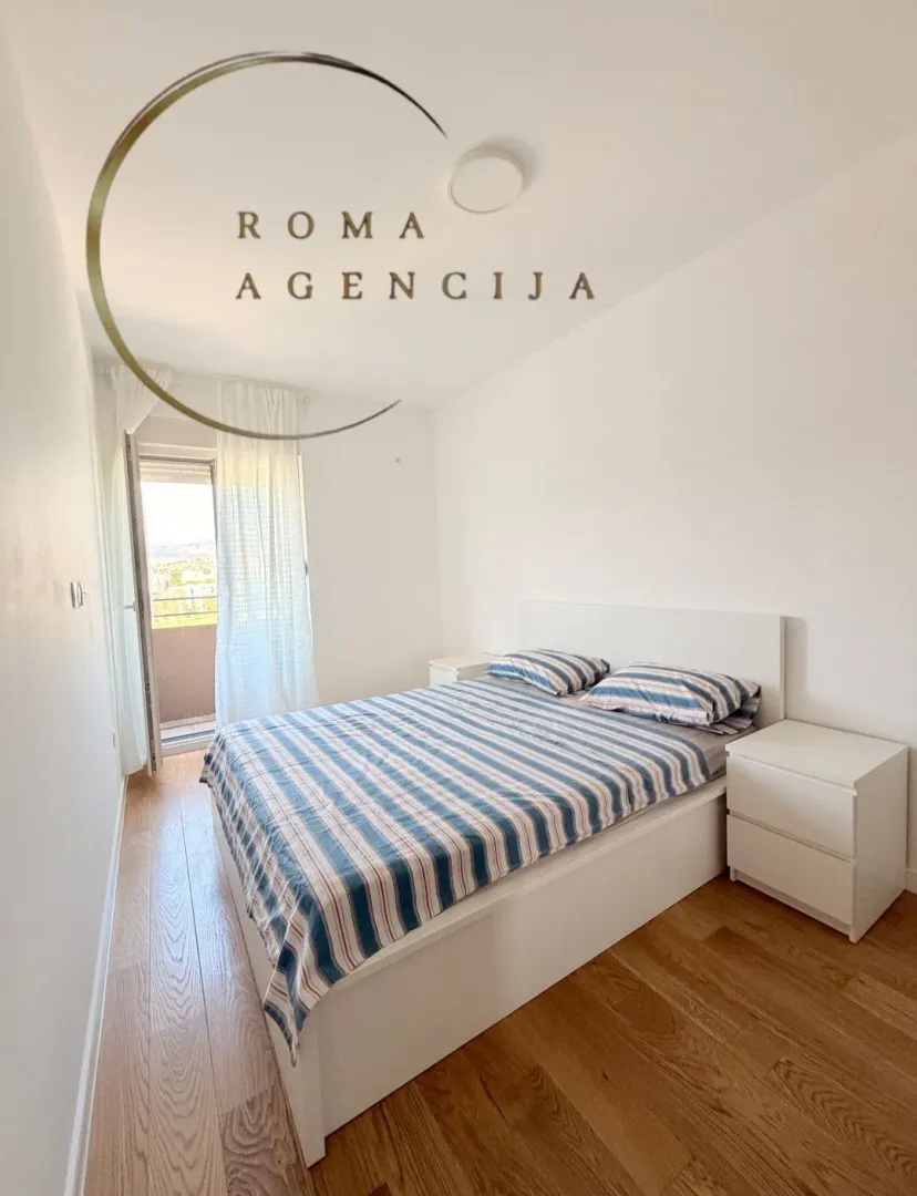 Bright bedroom with a double bed and access to the terrace.